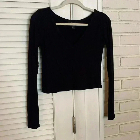 Forever 21 Tops - Forever 21 Long Sleeve VNeck ribbed crop Top size medium